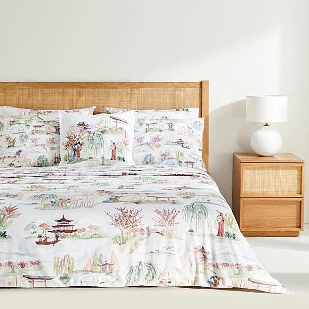 Unas sábanas con estampado japonés para un dormitorio contemporáneo.