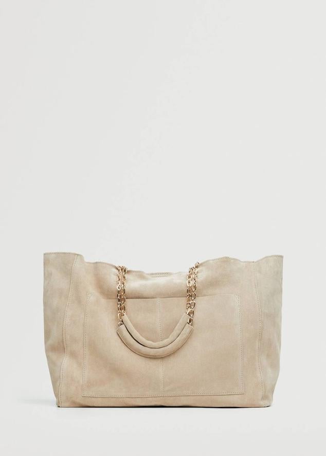 Bolso shopper en tejido de piel 100% serraje con doble asa corta con cadena dorado, forro interior, cierre de cremallera y boón y bolsillo exterior, color arena, de Mango. Tiene un precio de 49,99 euros.