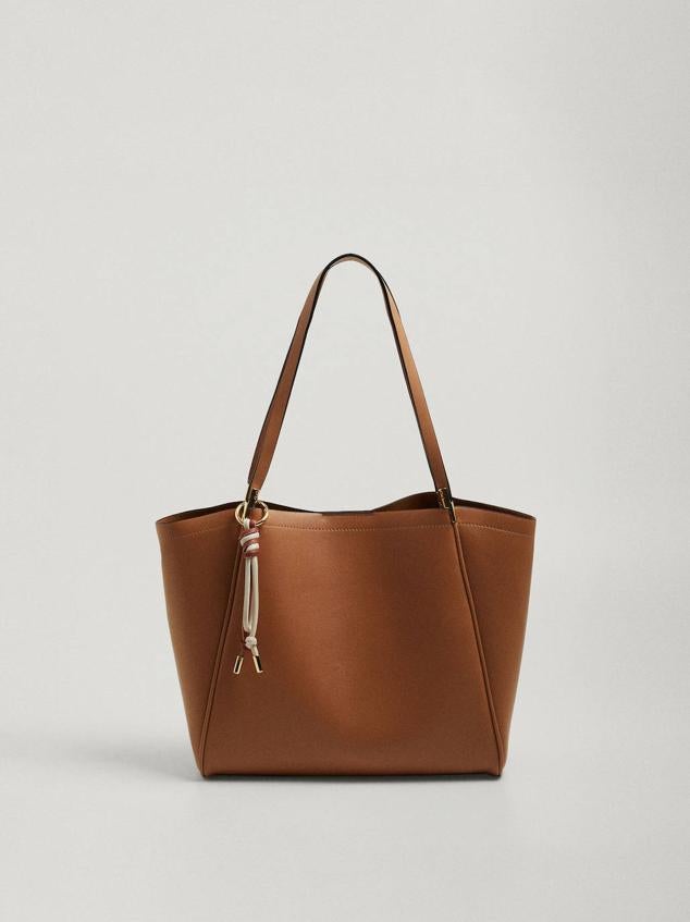 Shopper en tejido efecto piel con asas de hombro, interior extraíble con cremallera, detalle de colgante y cierre de imán, color camel, de Parfois. Lo encontrarás por 29,99 euros.