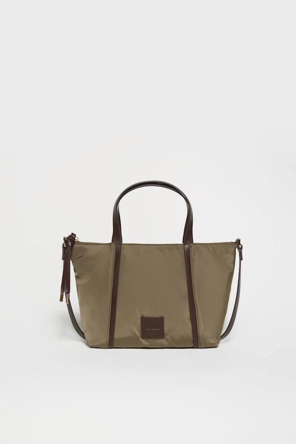 Bolso shopper en tejido de nylon combinado con bolsillo frontal, asa de hombro y bandolera y cierre de cremallera, tono kaki, de Sfera. Su coste es de 17,99 euros.