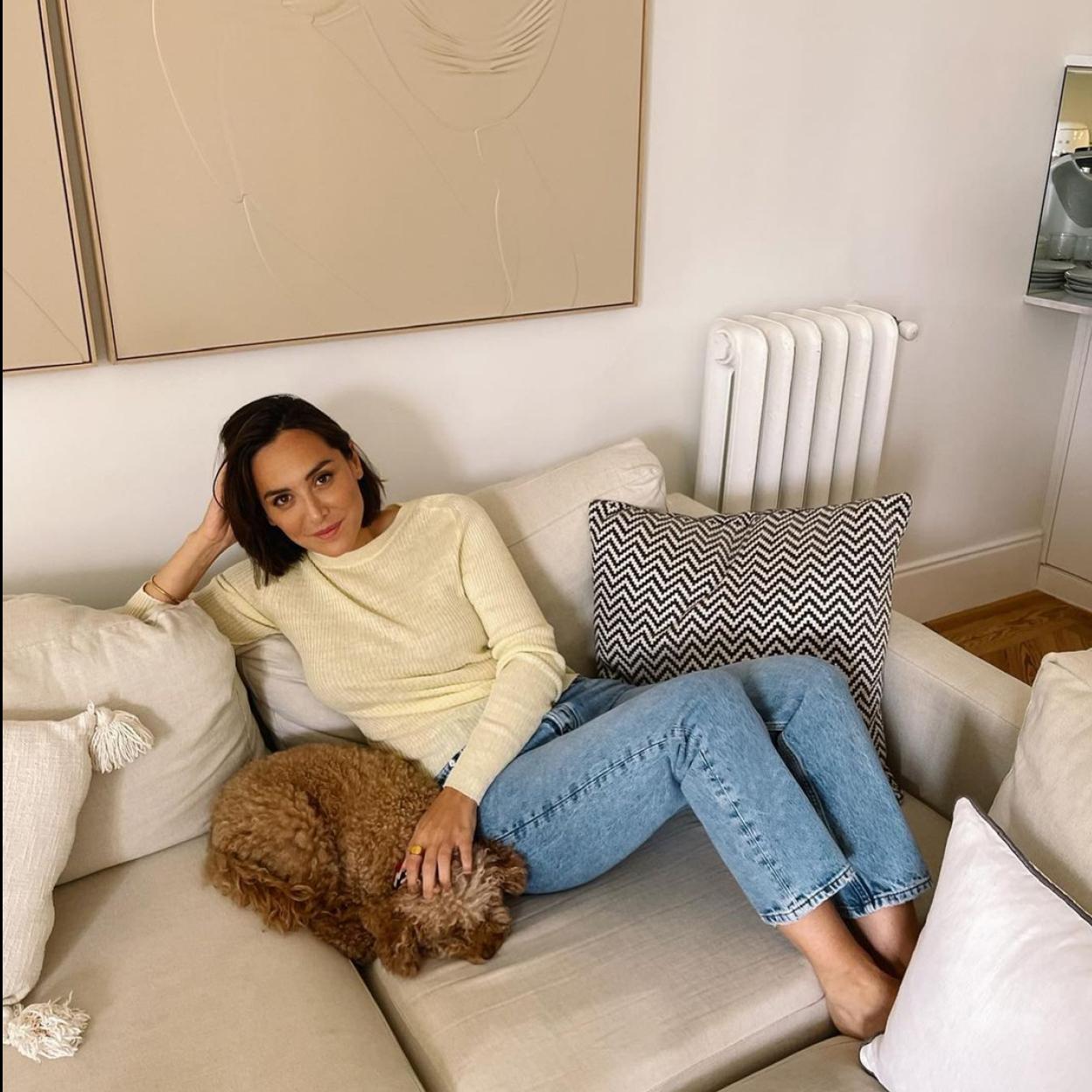 Tamara en el salón de su nueva casa en Madrid.