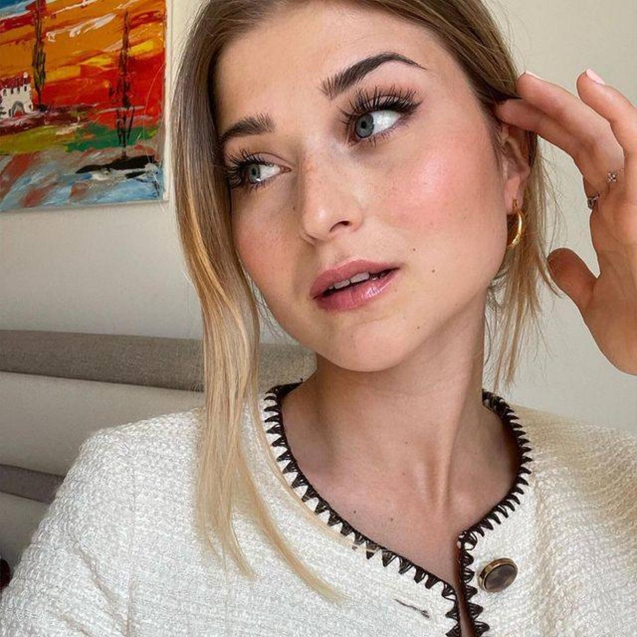 Influencer con look de maquillaje natural y favorecedor