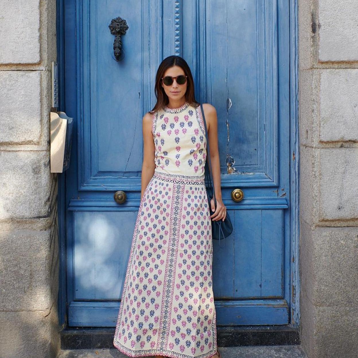 La influencer Sassa con un vestido estampado y sin mangas. 