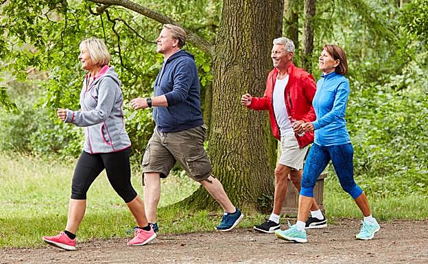 Salir a caminar es un ejercicio muy completo.