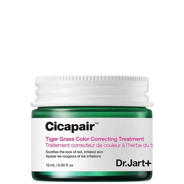 Cicapair Tiger Grass Color Correcting Treatment de Dr. Jart+ corrige el enrojecimiento, reduce la sensibilidad, ilumina, unifica el tono y minimiza manchas y signos de envejecimiento, mientras protege de los efectos dañinos de los radicales libres con un SPF30. Esta crema está formulada con centella asiática, milenrama, niacinamida, adenosina antiedad, aceites antioxidantes y energizantes, arnica y madecassoside. Cómpralo aquí