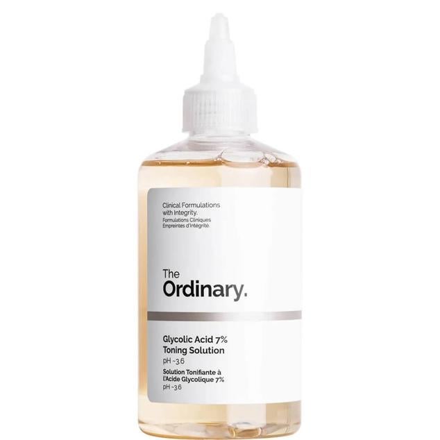 Glycolic Acid 7% Toning Solution de The Ordinary renueva y revitaliza la piel. Este tónico exfoliante contiene un 7% de ácido glicólico que elimina las células muertas, aclara el tono, mejora la luminosidad y los signos de la edad, refina la textura y energiza la piel. También contiene aloe vera y pimienta de tasmania calmantes, así como raíz de ginseng para mayor vitalidad. Cómpralo aquí