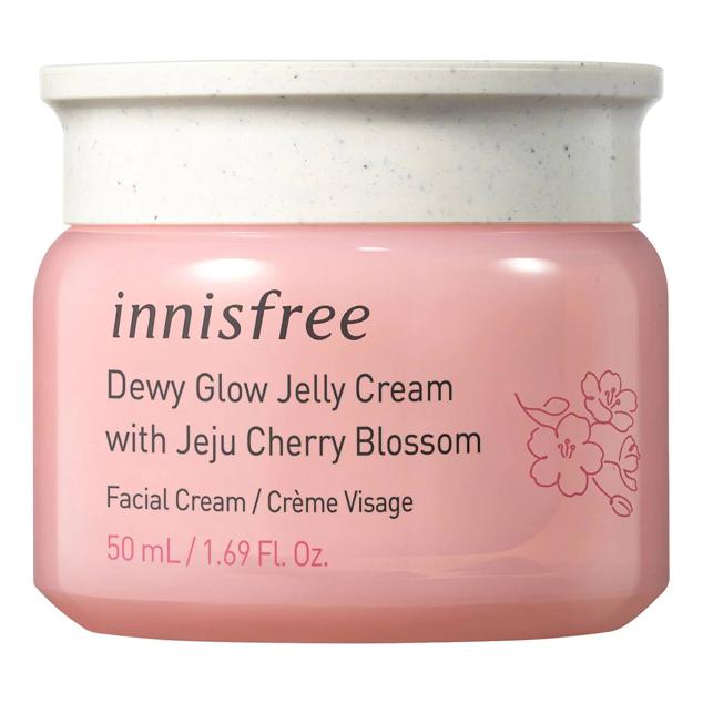 Dewy Glow Jelly Cream de Innisfree es un gel con textura gelatinosa refrescante que hidrata en profundidad y deja una piel tersa, radiante y jugosa, al estilo piel de cristal de las coreanas. Contiene niacinamida antioxidante para unificar el tono e iluminar, junto al extracto de flor de cerezo, vitamina E y betaína. Cómpralo aquí