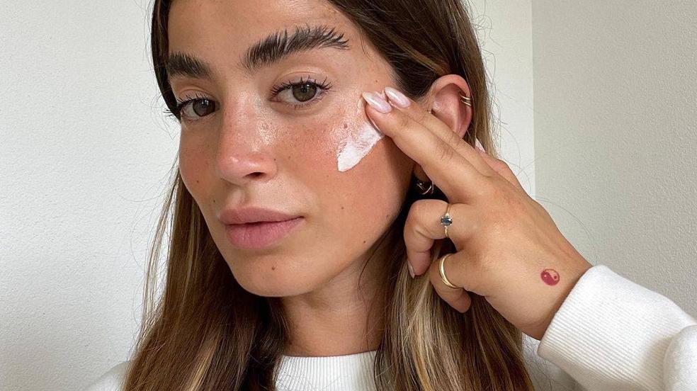 La influencer realza la belleza de su piel con cremas que hidratan e iluminan