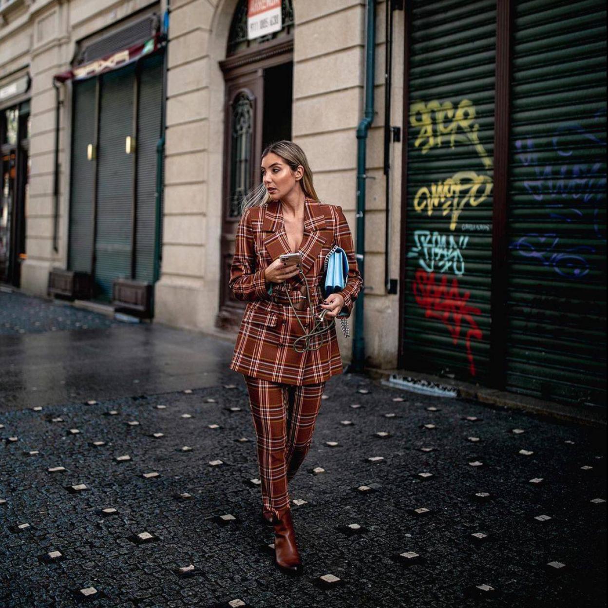 Influencer con traje de chaqueta con estampado a cuadros