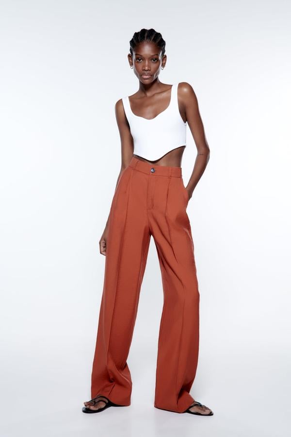 Un color que se sale de lo habitual, pero que al mismo tiempo es fácil de combinar. Pantalón wide leg de Zara (25,99 euros). 