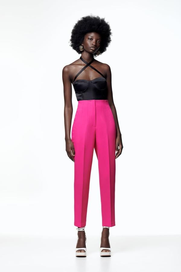 Un diseño clásico, que se aleja un poco de las tendencias dominantes, pero que siempre funciona. Pantalón rosa fucsia de Zara (25,99 euros). 