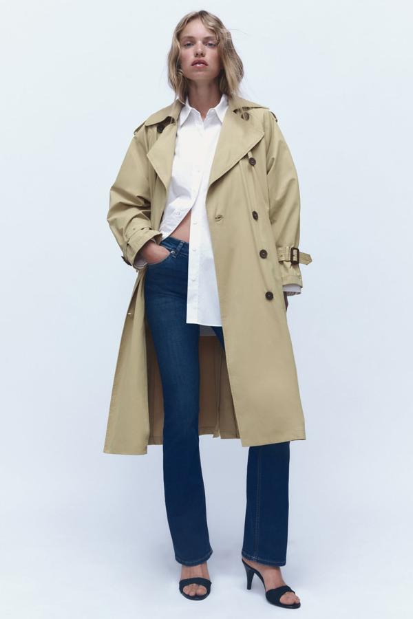 El clásico entre los clásicos. Gabardina con doble botonadura de Zara (69,99 euros). 