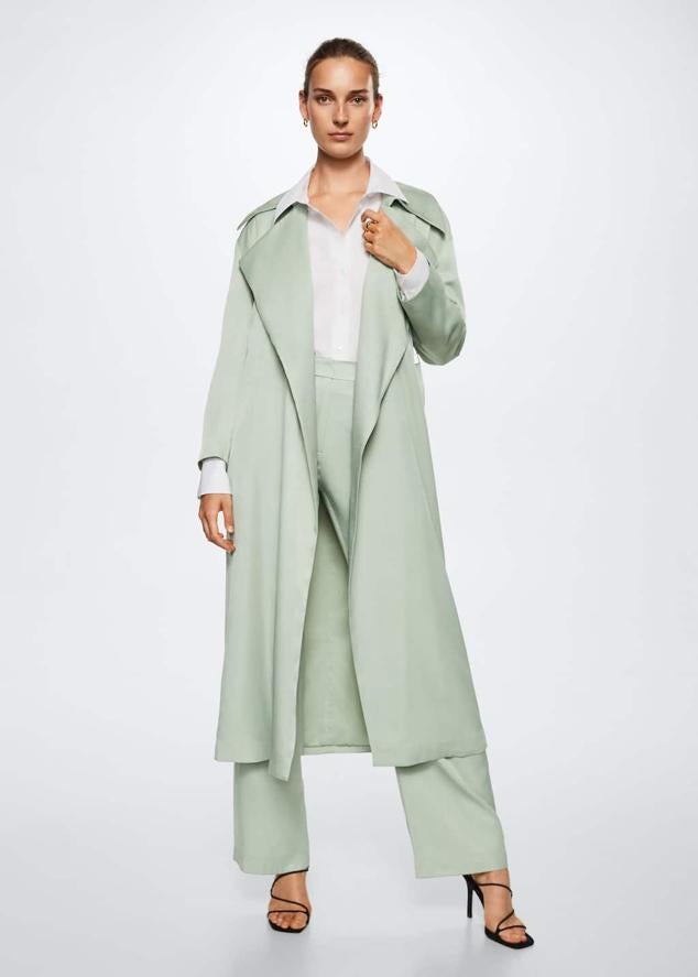 Un diseño satinado en un color diferente, que podrás llevar en total look. Trench con cinturón de Mango (69,99 euros). 