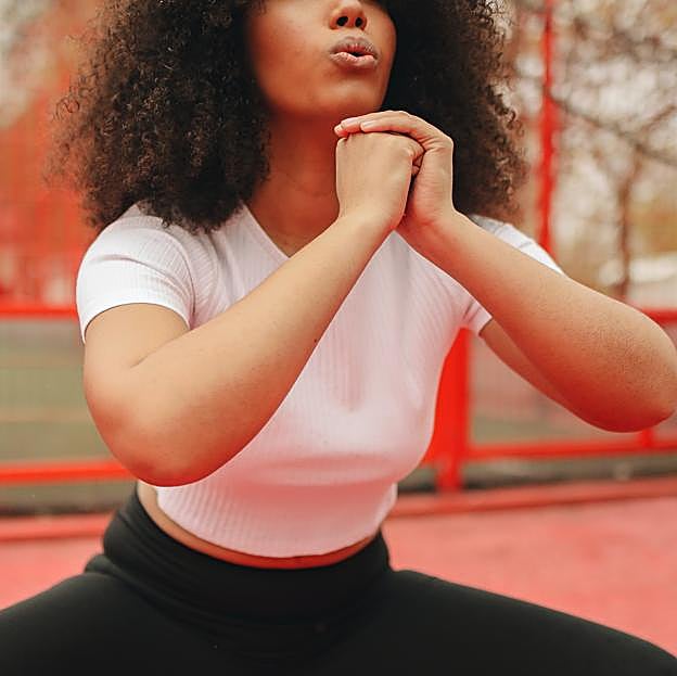 Mujer realizando una sentadilla. 