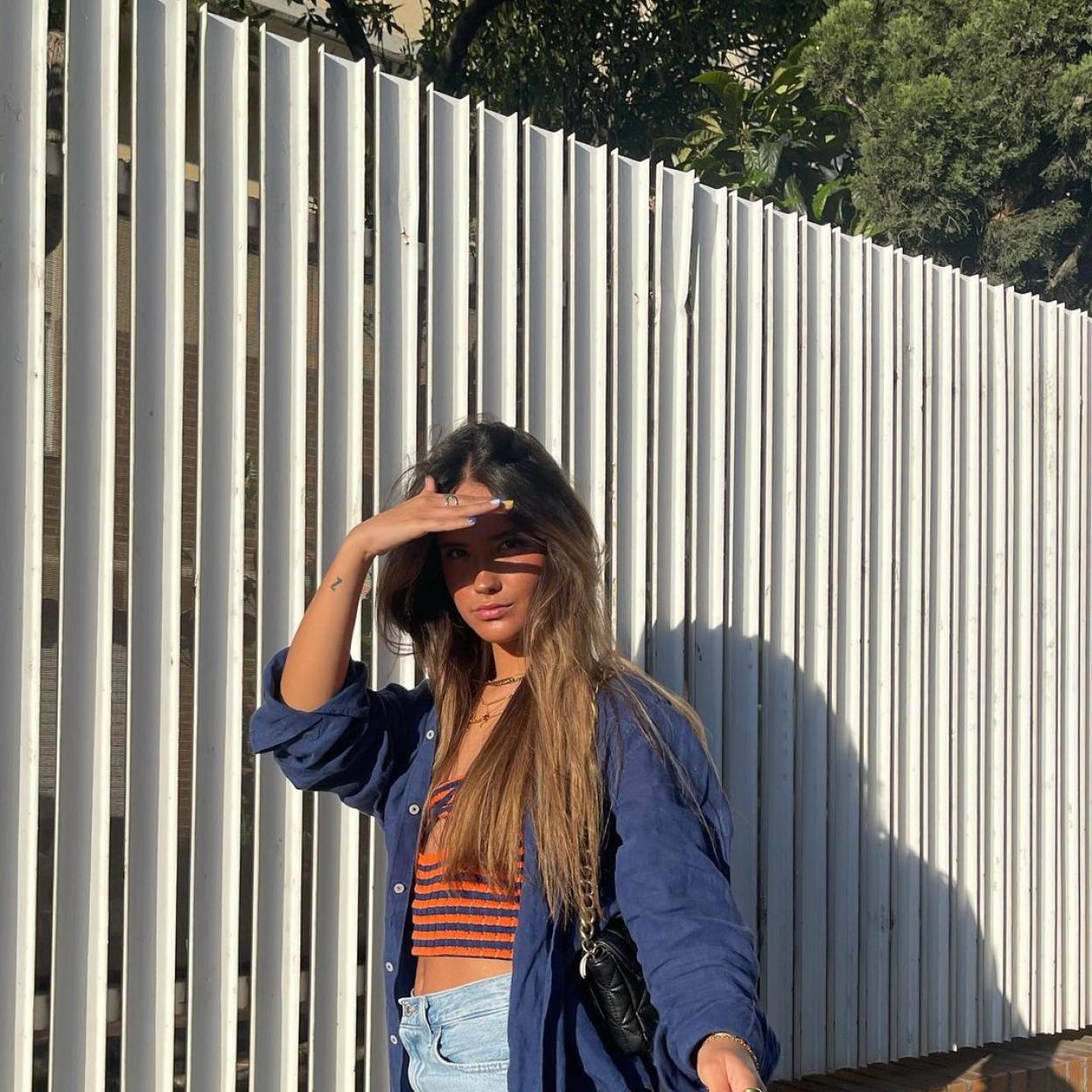 La influencer Gabriela Sevillano Fernández con un jersey de rayas y una chaqueta vaquera.