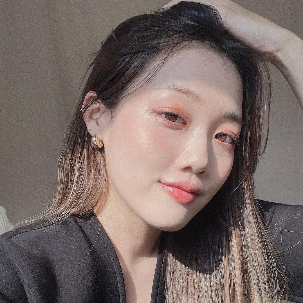 Influencer coreana con piel tersa y resplandeciente