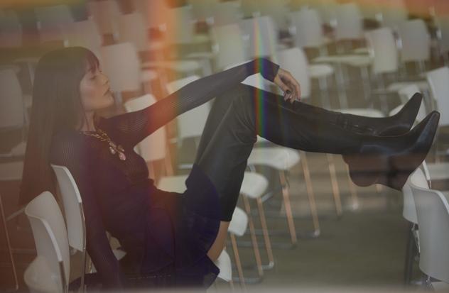 Vestido de canalé y botas altas, de Givenchy. El collar lo firma Chanel.