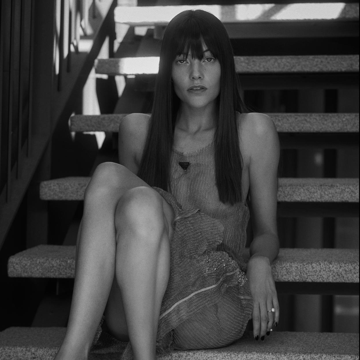 Vestido de Prada, salones de Magrit y anillos de Beatriz Palacios. Maquillaje y peluquería: Ricardo Calero para Salón 44, Chanel y Oribe. Ayudantes de fotografía: Jessica Rodríguez y Dani Gallar. Ayudante de estilismo: Raquel Quinzano. Agradecimientos: Colegio Oficial de Arquitectos de Madrid.