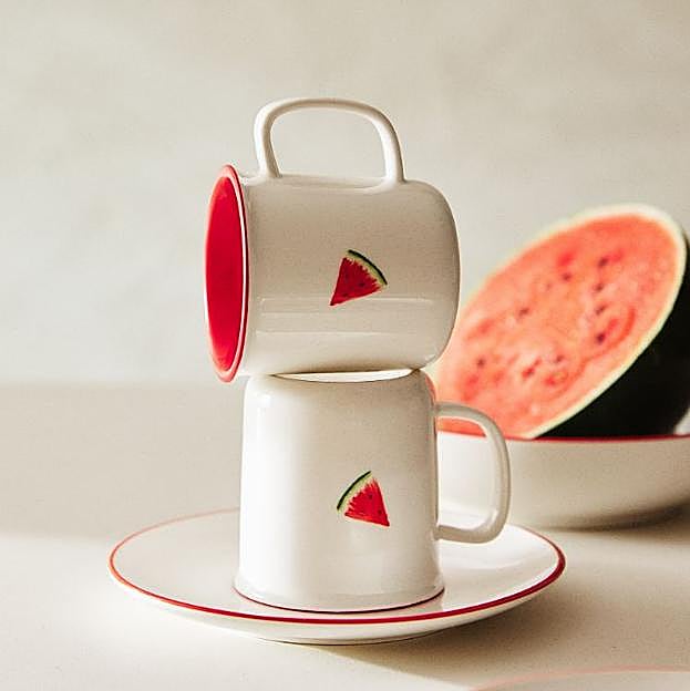 Una taza con motivos frutales y muy colorida para mañanas alegres.