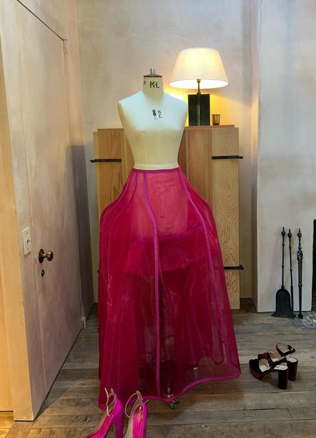 Imagen - El armazón que consigue el espectacular efecto escultórico del vestido rosa de novia (FOTO: Instagram):