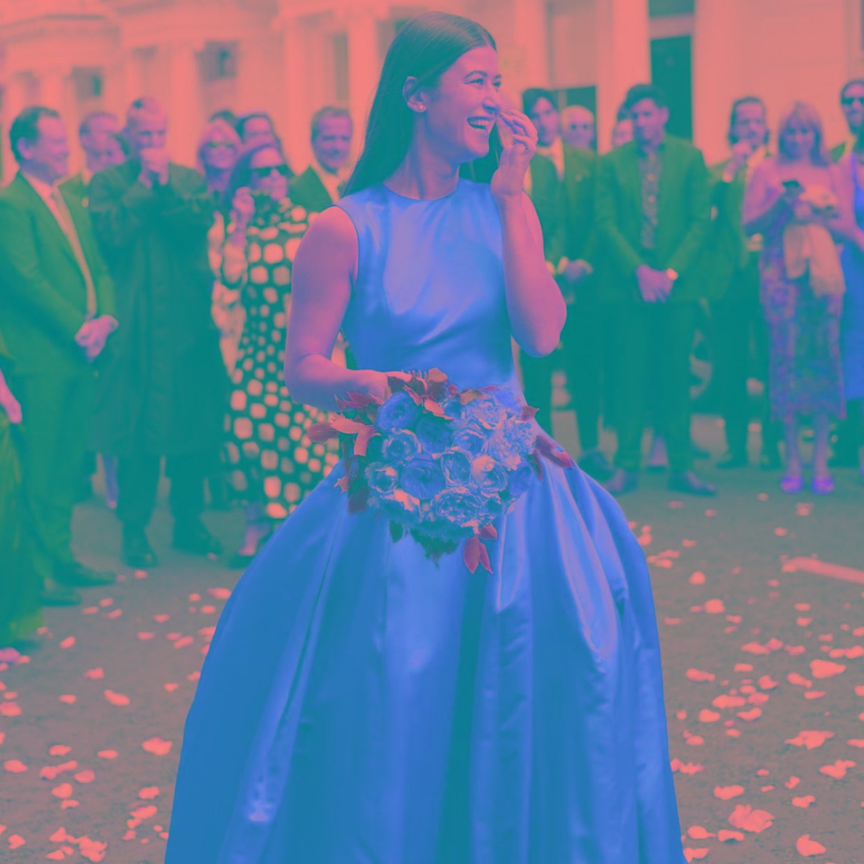 Olive Ensley, fotografiada a la salida de la ceremonia con su vestido rosa fucsia, espectacular. 