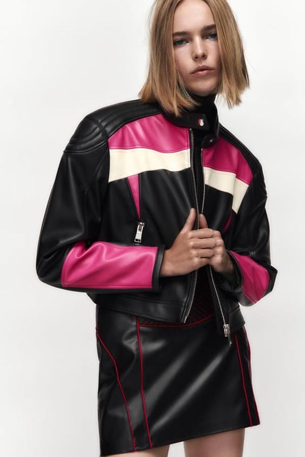 Cazadora de cuello subido y manga larga acabada en cremallera con bolsillos delanteros con cremallera. Detalle de tejido acolchado en hombros y pliegues en espalda con bajo asimétrico. Color kaki. Precio: 49,95 euros.