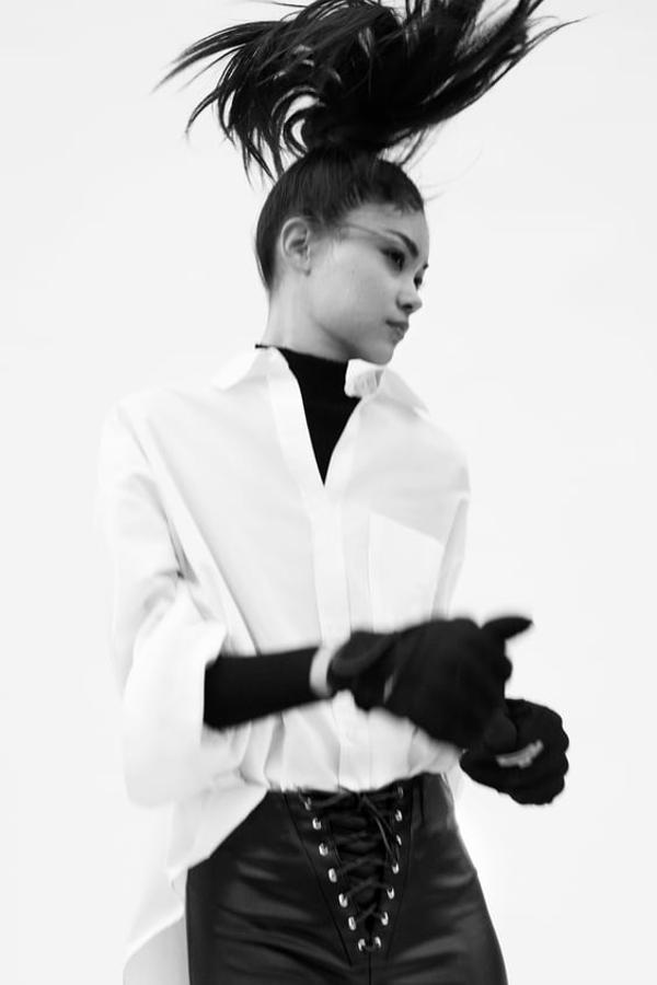 Leggings negros de tiro medio con cintura elástica y detalle de cordones cruzados con lazada en delantero. Precio: 35,95 euros