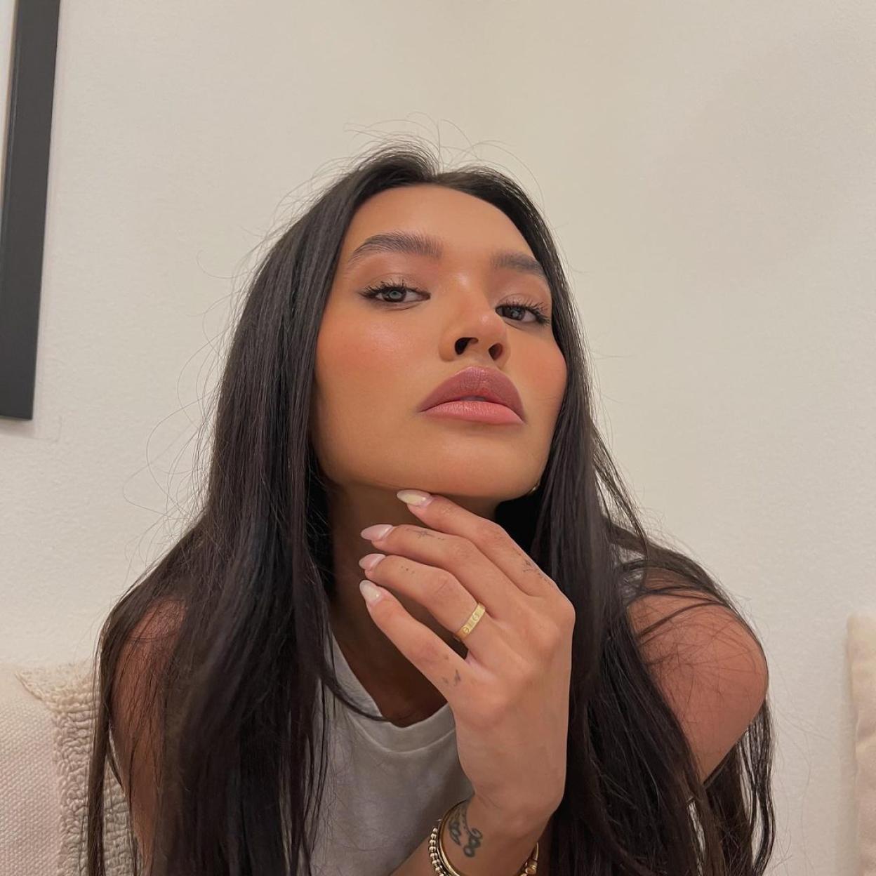 La influencer Nicole Elise con un maquillaje nude y una piel lisa y sin imperfecciones.