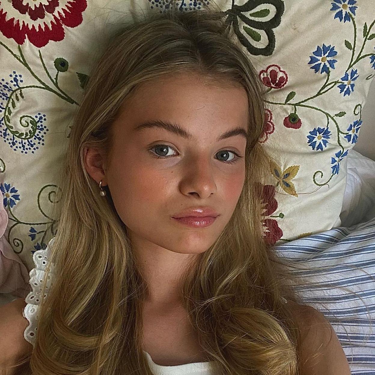 La influencer Lotta Emilie Stichler sin maquillar con una piel lisa, uniforme y sin imperfecciones.