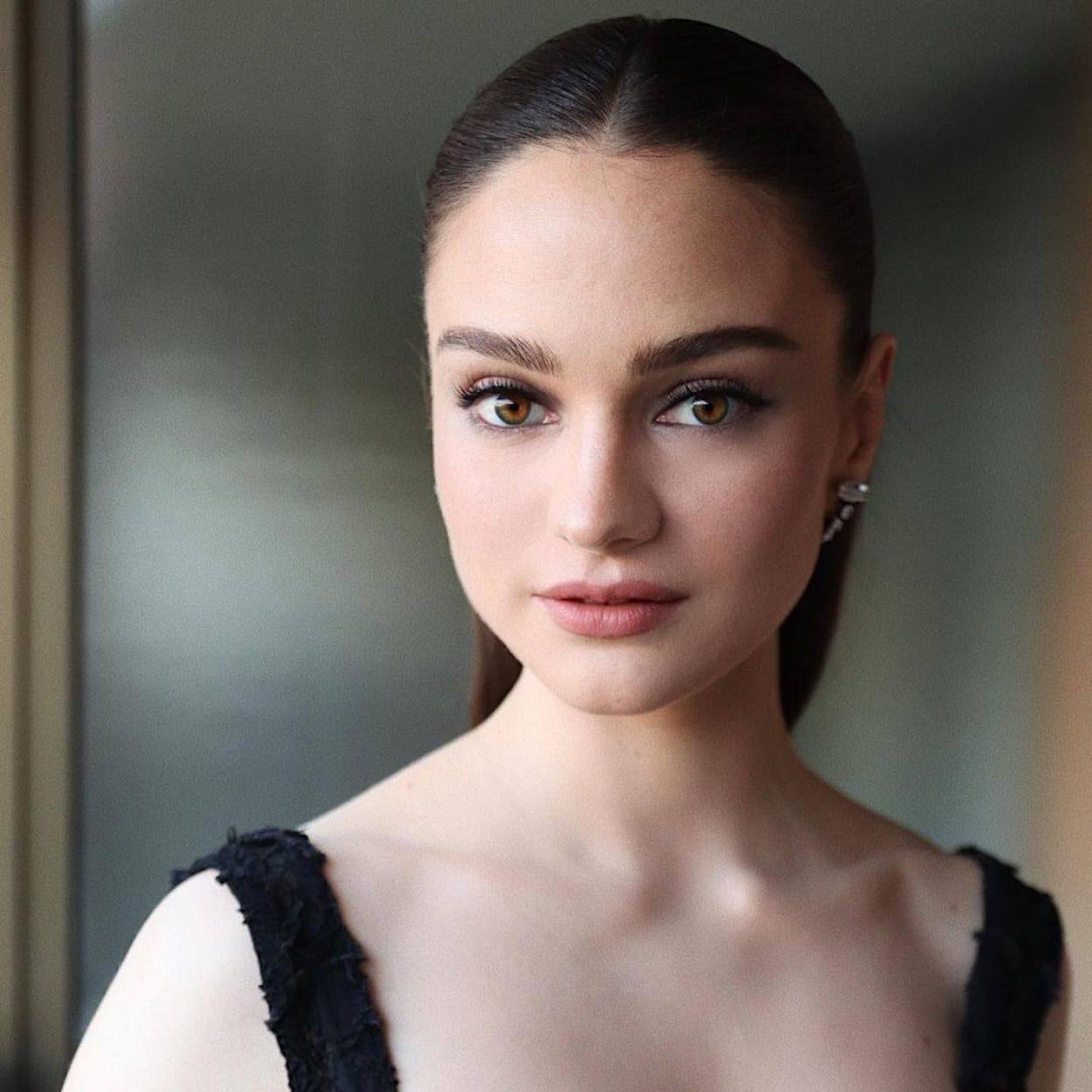 La modelo tiene una piel sedosa, uniforme y clara