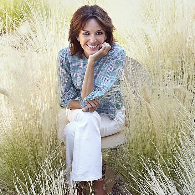 Hablamos con la escritora Paloma Bravo sobre su último libro, Una historia de amores: «O garantizamos que los mayores puedan vivir con dignidad sus últimos años, o nosotros los viviremos peor»