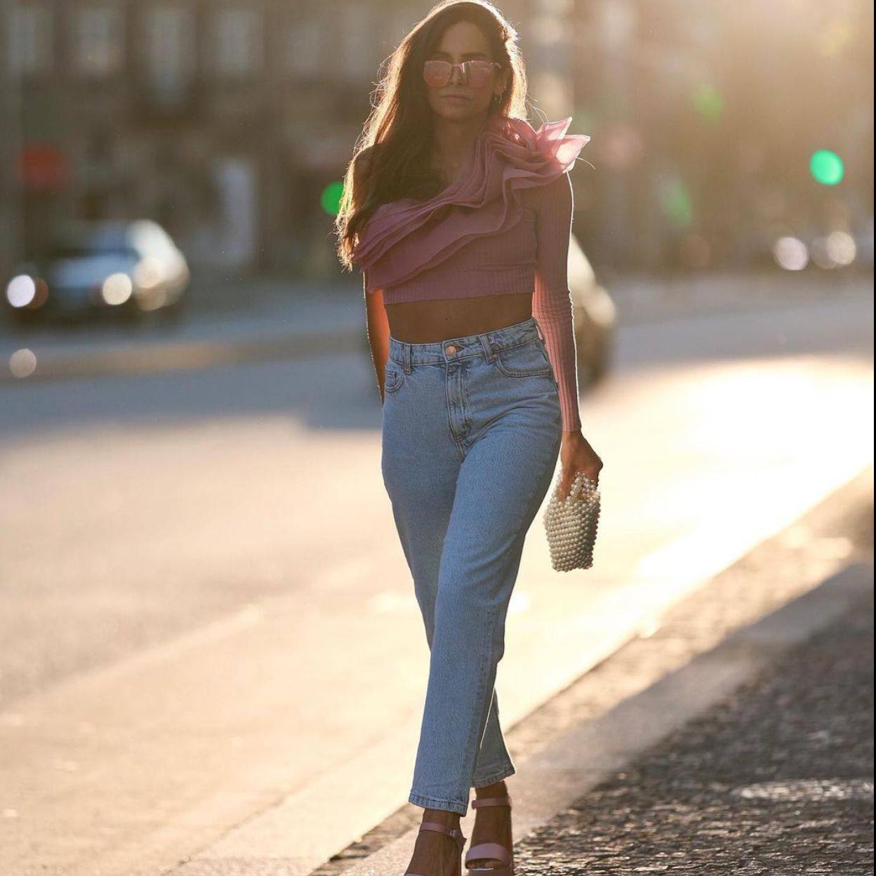 Influencer con top de volantes de organza superventas de Zara