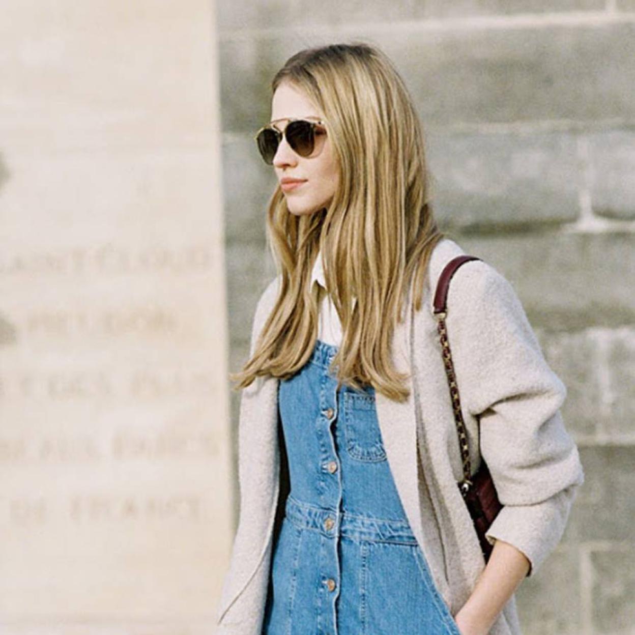 El peto vaquero será una de las prendas clave de la nueva temporada de otoño. 