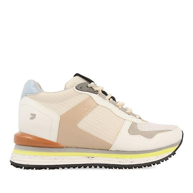 Zapatillas de colores nude de Gioseppo, 74,95€.