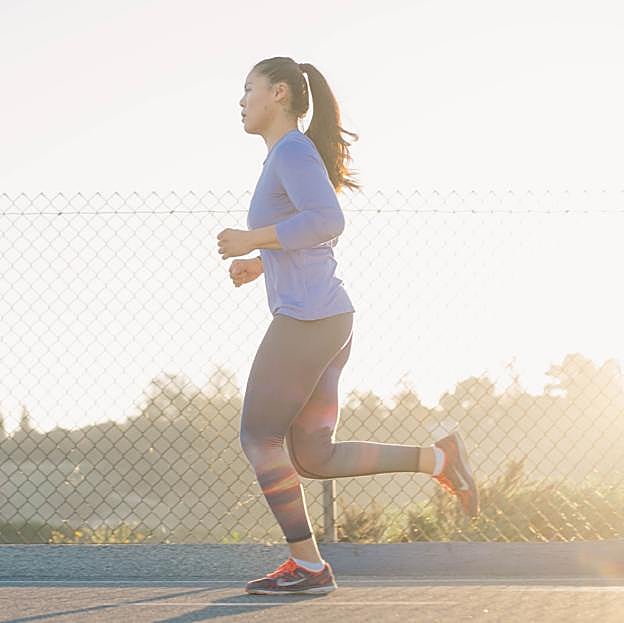 Caminar con pesas: el mejor ejercicio que puedes hacer a los 50 para fortalecer tus piernas y recuperar el músculo perdido