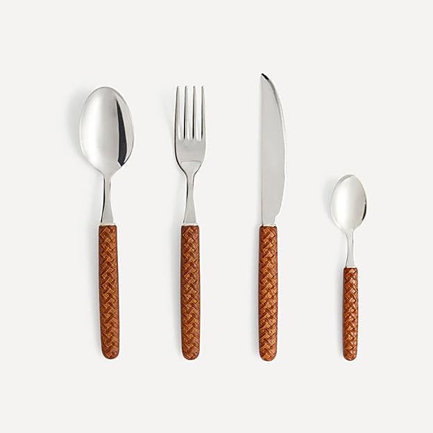 Una cubertería formada por 16 piezas naturales.