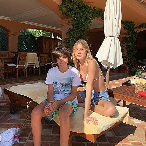 Guillermo Iglesias junto a su hermana Cristina, una de las mellizas.