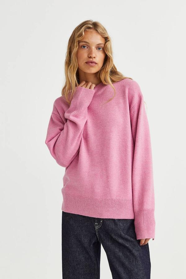 Jersey de punto suave con cuello redondo, manga larga, costura de hombro caída y remates de canalé, color rosa. Lo encontrarás a 24,99 euros.