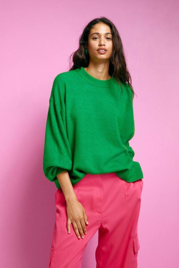 Jersey oversize en tejido de punto suave con lana, cuello redondo ribeteado en canalé y mangas largas, color verde. Cuesta 19,99 euros.