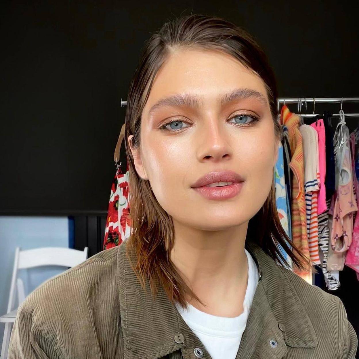 La modelo tiene una tez luminosa, jugosa y saludable