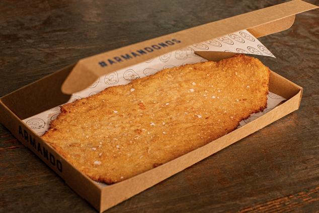 Armando o San Román, poco importa cómo lo llames si lo tuyo es el escalope y ya has saboreado y disfrutado los de La Ancha o Fismuler. Ahora estos conocidos especialistas en el universo del filete empanado han puesto a disposición de sus clientes en Barcelona y Madrid un delivery en el que podremos encontrar su plato estrella en dos tamaños diferentes, así como tortillas de patatas, ensaladas, croquetas o alcachofas. El radio de delivery no es muy amplio, pero es posible pasarse por los locales a recoger el pedido, por lo que no tienes excusa para disfrutar de una de las propuestas culinarias más apetecibles de ambas ciudades. 