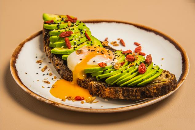 Y hablando de bowls y de platos saludables, en Superfuud nos proponen una carta repleta de alimentos sanos que son perfectos para recuperarnos de los excesos del verano. Bowls de frutas y verduras, entrantes como el hummus de remolacha o el de calabaza y miel, tostas, platos que combinan proteínas y vegetales de forma inteligente o postres que te descubrirán nuevos sabores componen una propuesta que podemos completar con supershakes con propiedades que se adaptan a nuestras necesidades.