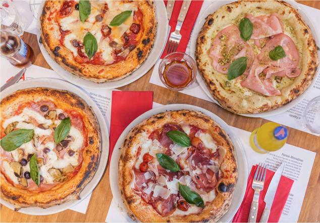 Con Fratelli en casa los hermanos Figurato han querido acercar a todos los rincones de Madrid sus deliciosas pizzas, tanto en formato individual como a través de menús para dos personas, con ensaladas, con bebidas o con postres. De su exitosa diavola de León a la deliciosa mortadella e pistacchi pasando por las últimas incorporaciones que se han incorporado recientemente a su carta como la Nduja e pimientos de padrón o la caponata del picciotti, si lo que nos apetece es una pizza a domicilio nada como apostar por una de las manos más expertas y reconocidas de la capital. 