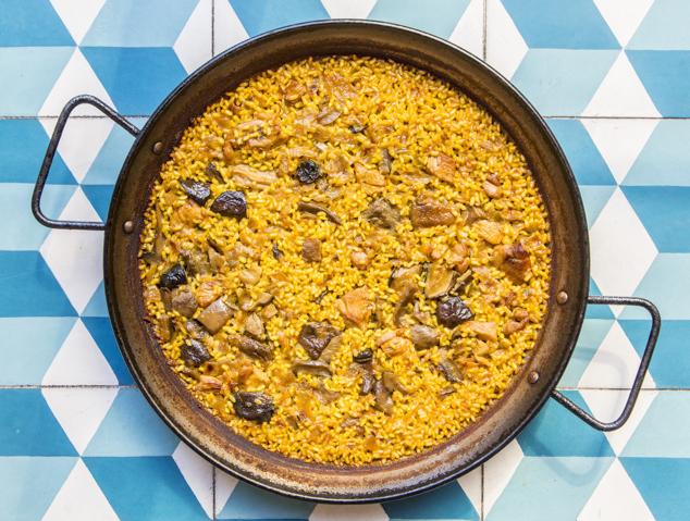 Con más de 25 años a sus espaldas el restaurante Nuevo Gerardo lleva hasta nuestra casa su pasión por el buen comer poniendo al alcance de un clic algunos de sus platos más característicos, con mariscos, pescados, carnes y arroces. Nos vamos a quedar con estos últimos porque no hay mayor placer que disfrutar de un buen plato de arroz sin mover un dedo. Y en Nuevo Gerardo cuentan con siete recetas diferentes, que van del arroz negro a la tinta de calamar al de solomillo salteado con ajos tiernos y verduras, pasado por el de bogavante, el de carabineros o el de pollo de corral y setas de temporada entre otros. Una propuesta irresistible que va a hacer que afrontemos nuestros fines de semana de otra forma.