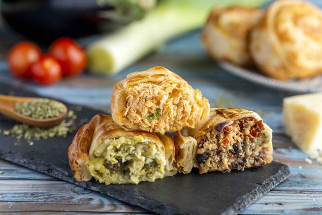 La diversidad de sus rellenos hace de las empanadas argentinas uno de los platos que mejor se pueden adaptar a la variedad de gustos para toda la familia. Y en Malvón podemos encontrar hasta veintiún diferentes, con delicias como la de puerro y gorgonzola, clásicos como la cheese bacon o innovaciones sorprendentes como el pollo thai o el secreto ibérico. Una variedad que unida a su precio lo convierten en un recurso a tener en cuenta a la hora de tomarnos la tarde libre y apostar por un pedido de estas creaciones que siempre son infalibles.