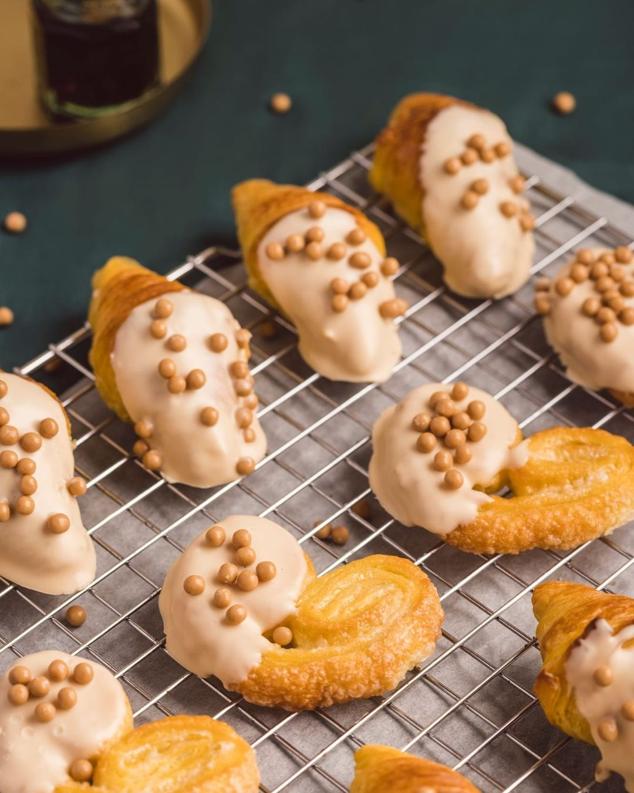 Los cruasanes más famosos de Madrid están conquistando el resto del país y ya podemos encontrarlos en Valencia, Zaragoza, Sevilla, A Coruña y Barcelona al alcance de un clic. El último sabor que se ha incorporado a su carta ha sido el salted caramel, tanto en manolitos como en palmitas, pero también podemos encontrarlos con pistacho, crema de mocca, con almendra caramelizada o con chocolates blanco o negro. Y incluso, en el caso de los primeros, en versión salada, además de cookies, tartas, rolls, muffins y brownies. Todo un universo lleno de dulzura ideal para cuando quieras comenzar el día con otra cara, o merendar con tus amigas sabiendo que el acierto está asegurado.