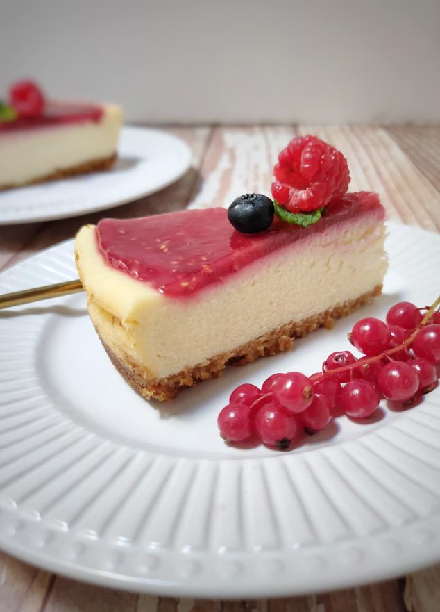 Para que no falte nada en tu mesa, también podemos pedir el postre a domicilio y poner la guinda a nuestra velada con un merecido dulce. En Tartia, la cake shop de tartas artesanales americanas a domicilio que ha elaborado postres para los restaurantes estadounidenses desde los 90, nos proponen seis recetas diferentes para darnos un capricho. De zanahoria, red velvet, lemon pie, el fudge cake de chocolate o dos versiones diferentes de cheesecake, disfrutar de una deliciosa tarta ahora también es posible sin salir de casa y sin encender el horno. 