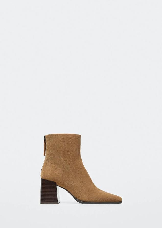 Botín de serraje con tacón de bloque y puntera cuadrada, en color marrón tabaco, de Mango. Cuesta 49,99 euros.