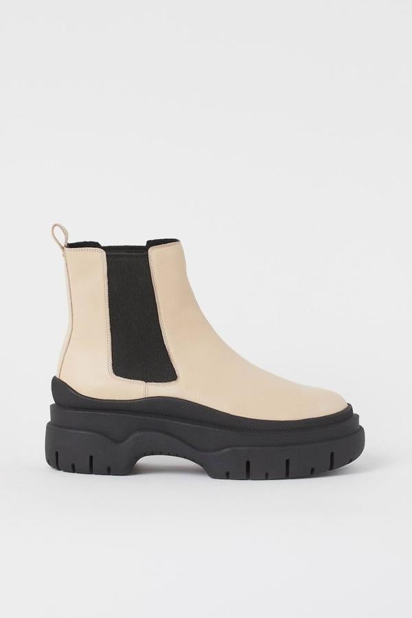 Botín con diseño bicolor en crudo y negro, suela gruesa, trabilla trasera y paneles elásticos en los laterales, de H&M. Su coste es de 53,99 euros.