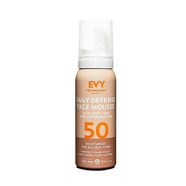 Espuma con protección solar Daily Defense Face SPF50 de EVY Technology.